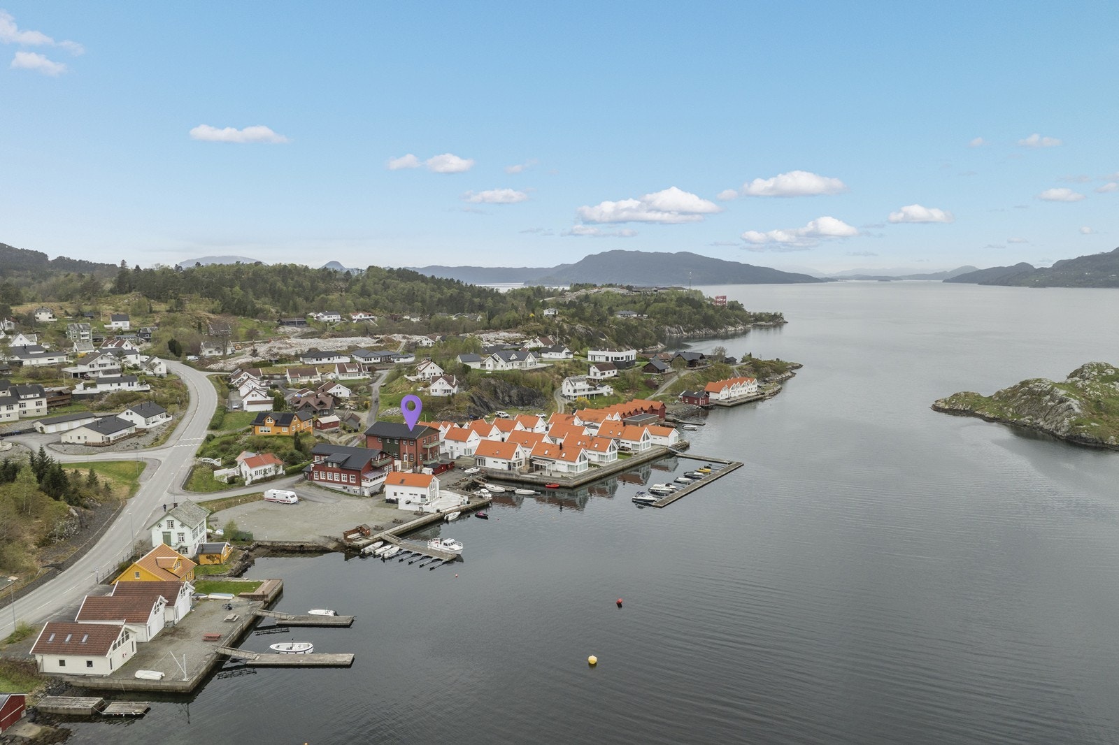 Mange kaller Skånevik for "Sunnhordlands perle" da bygden ligger omkranset av flott natur som Folgefonna, Etnefjellet "Stødlehetta" og Sunnhordlandsbassenget. Galleribilde