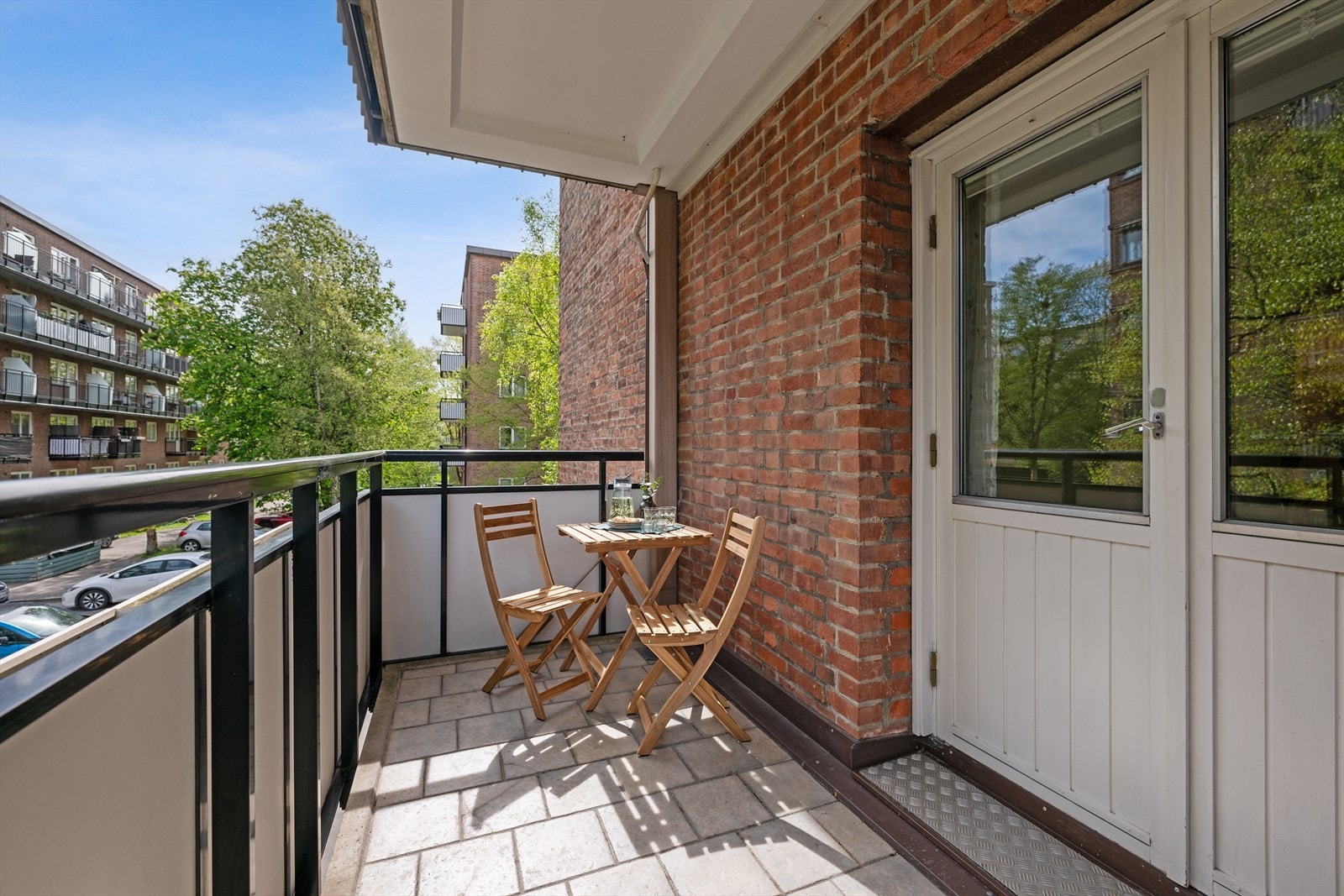 På balkongen er det plass til sittegruppe og grill Galleribilde