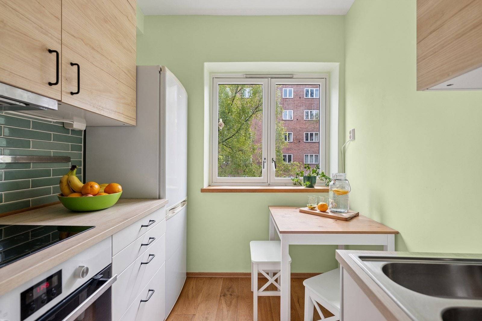 Alle hvitevarene i kjøkken er integrerte med unntak av kjøleskap. Alle hvitevarer følger med Galleribilde