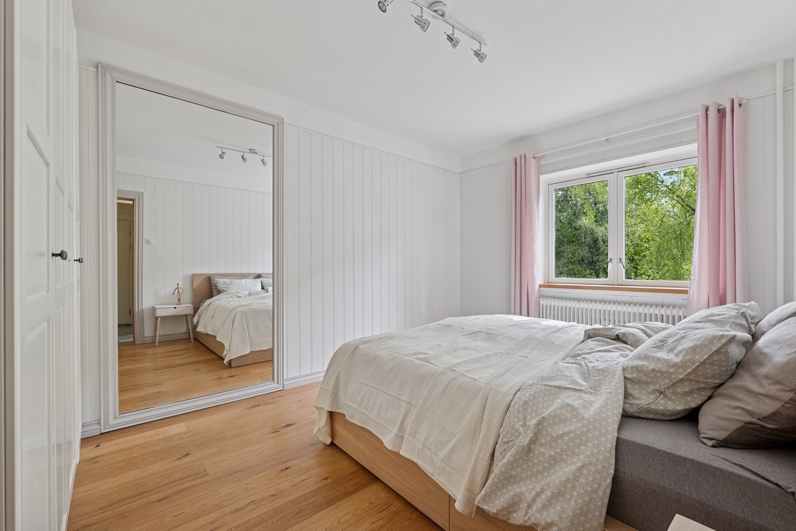 Soverommet vender ut mot den rolige gaten i Schouterrassen Galleribilde