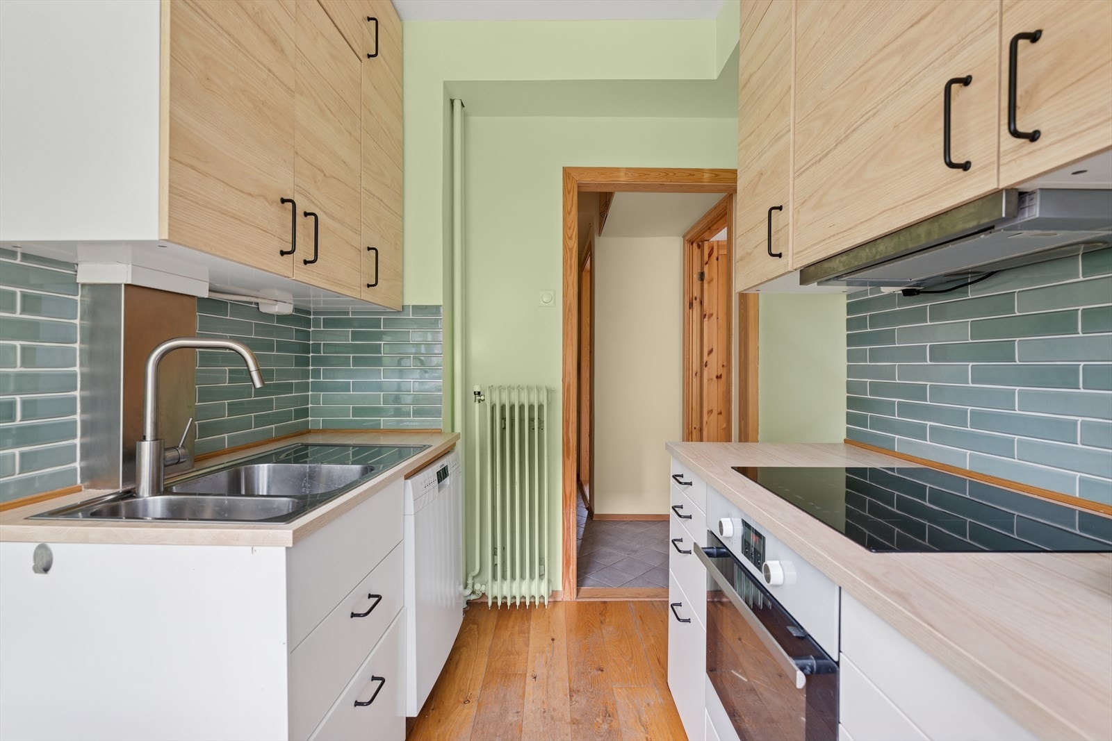 Kjøkkenet ligger i eget rom og har gjennomført en rekke oppgraderinger i 2018 Galleribilde