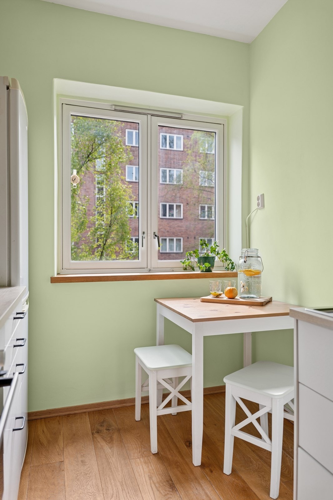 På kjøkkenet er det plass til et spisebord for to Galleribilde