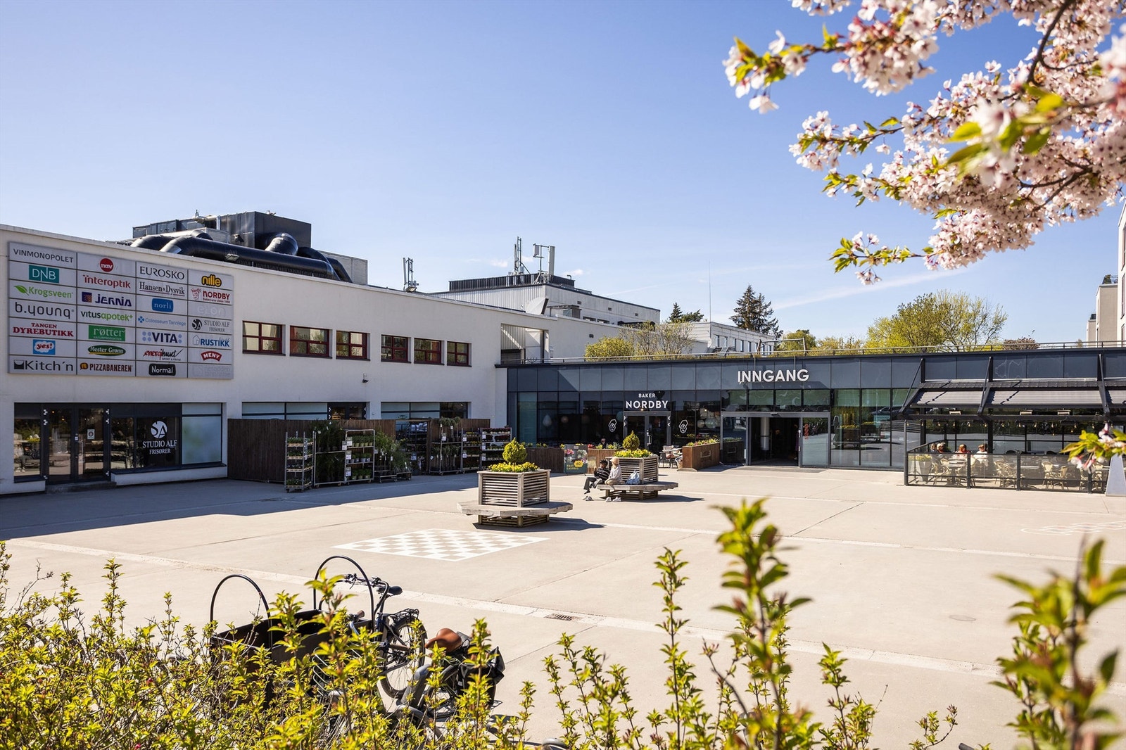 Med leilighet i forbindelse med senteret har du kort vei til forretninger, spiseplasser, lege og tannlege. Umiddelbar nærhet til bussholdeplass og kommunehuset med bibliotek. Galleribilde