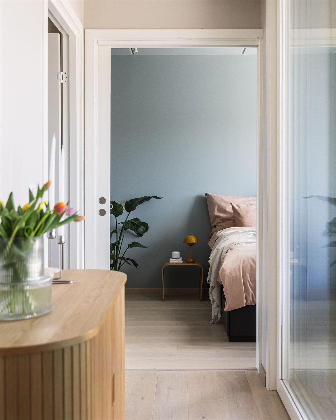 Den store hev- og skyvedøren i glass lar lyset strømme inn fra terrassen og gir gangen et luftig og innbydende preg. Galleribilde