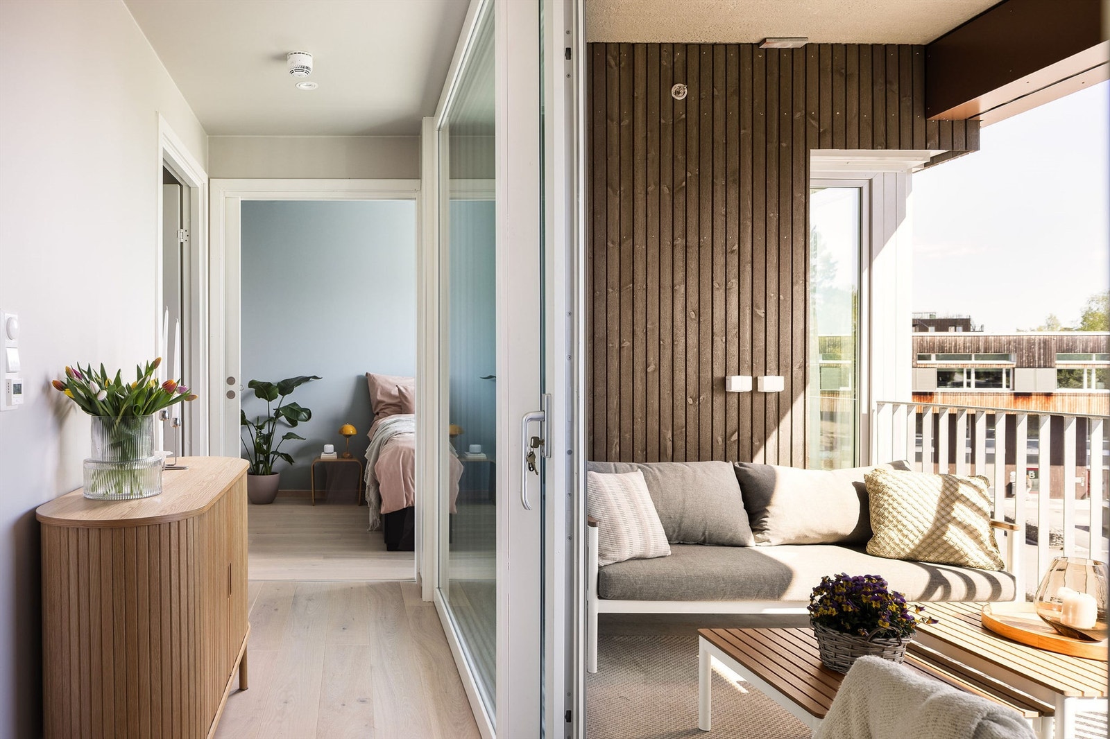 Med hev- og skyv døren kan du enkelt komme ut på den hyggelige balkongen. Galleribilde