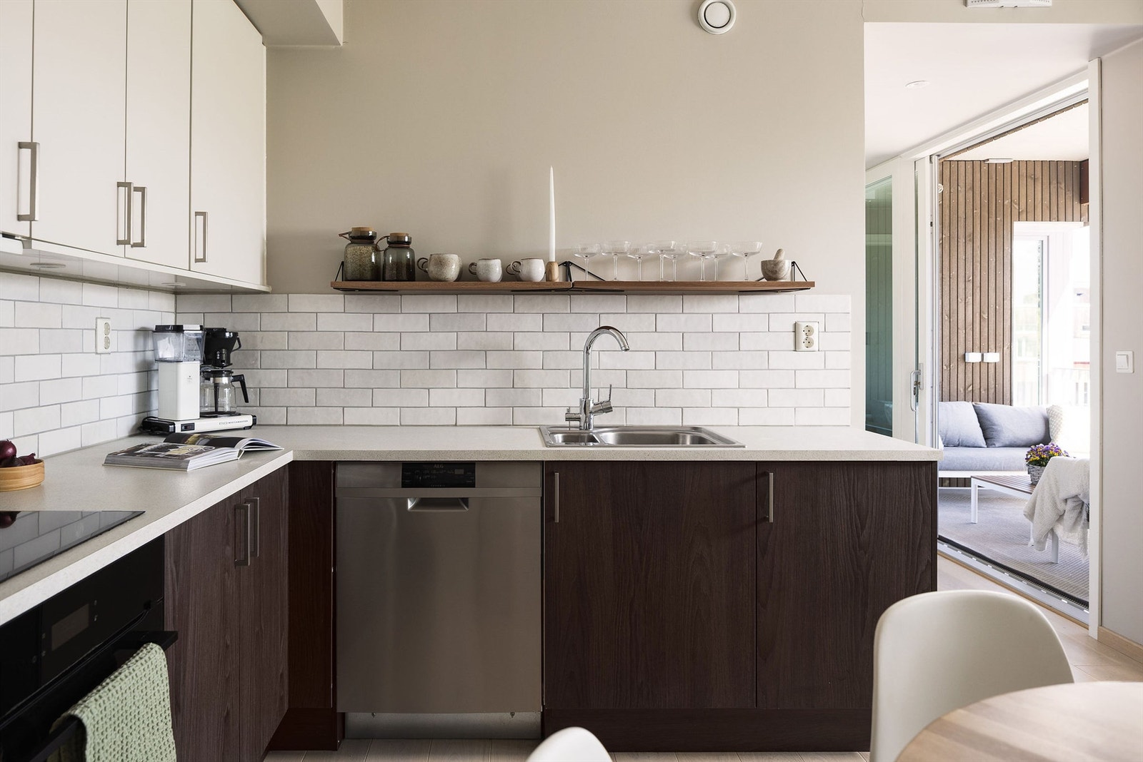 Det moderne og lekre kjøkkeninnredningen gir rommet et flott uttrykk. Galleribilde