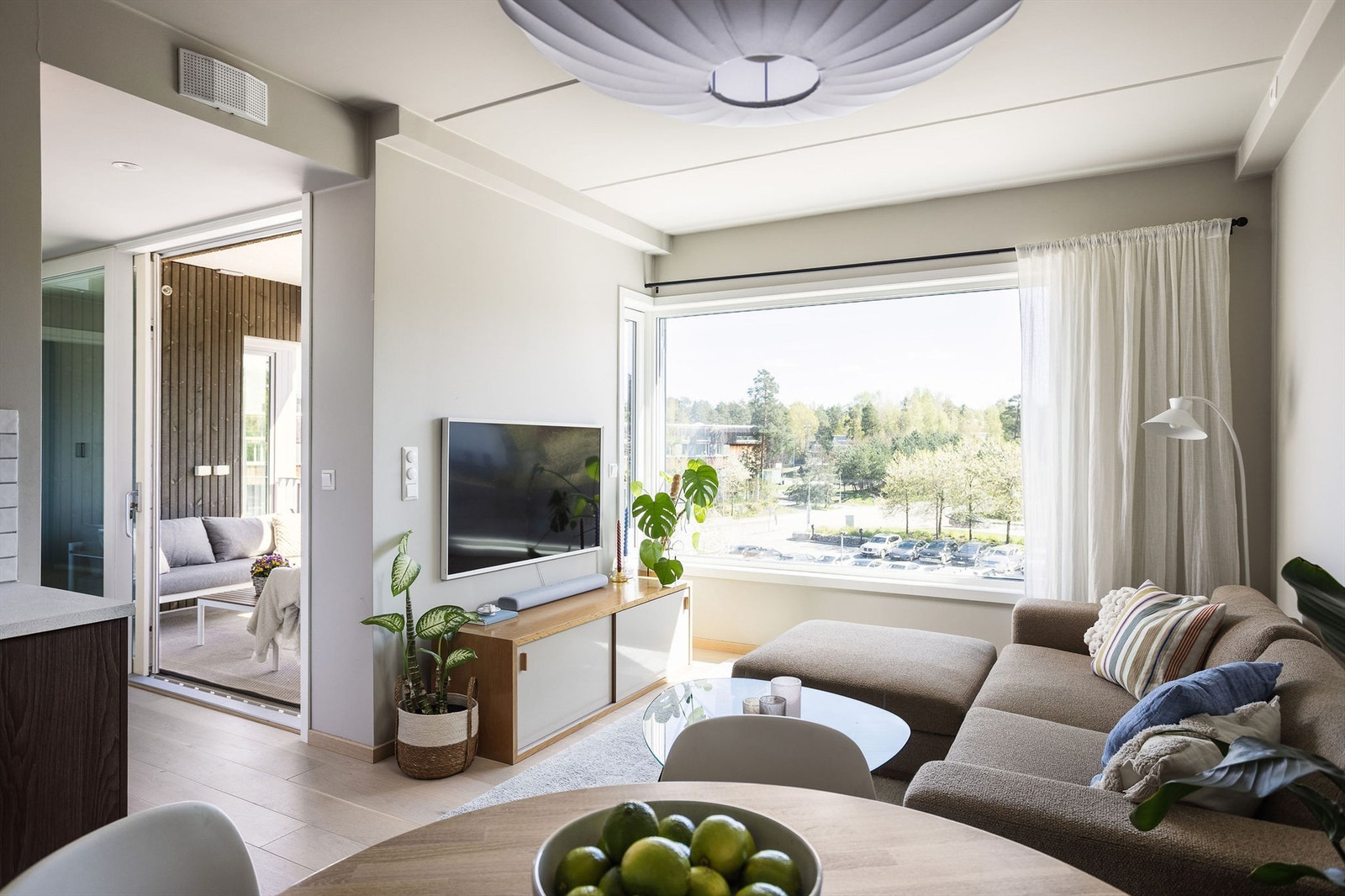 Leiligheten har store vindusflater som skaper en luftig og innbydende atmosfære. Galleribilde