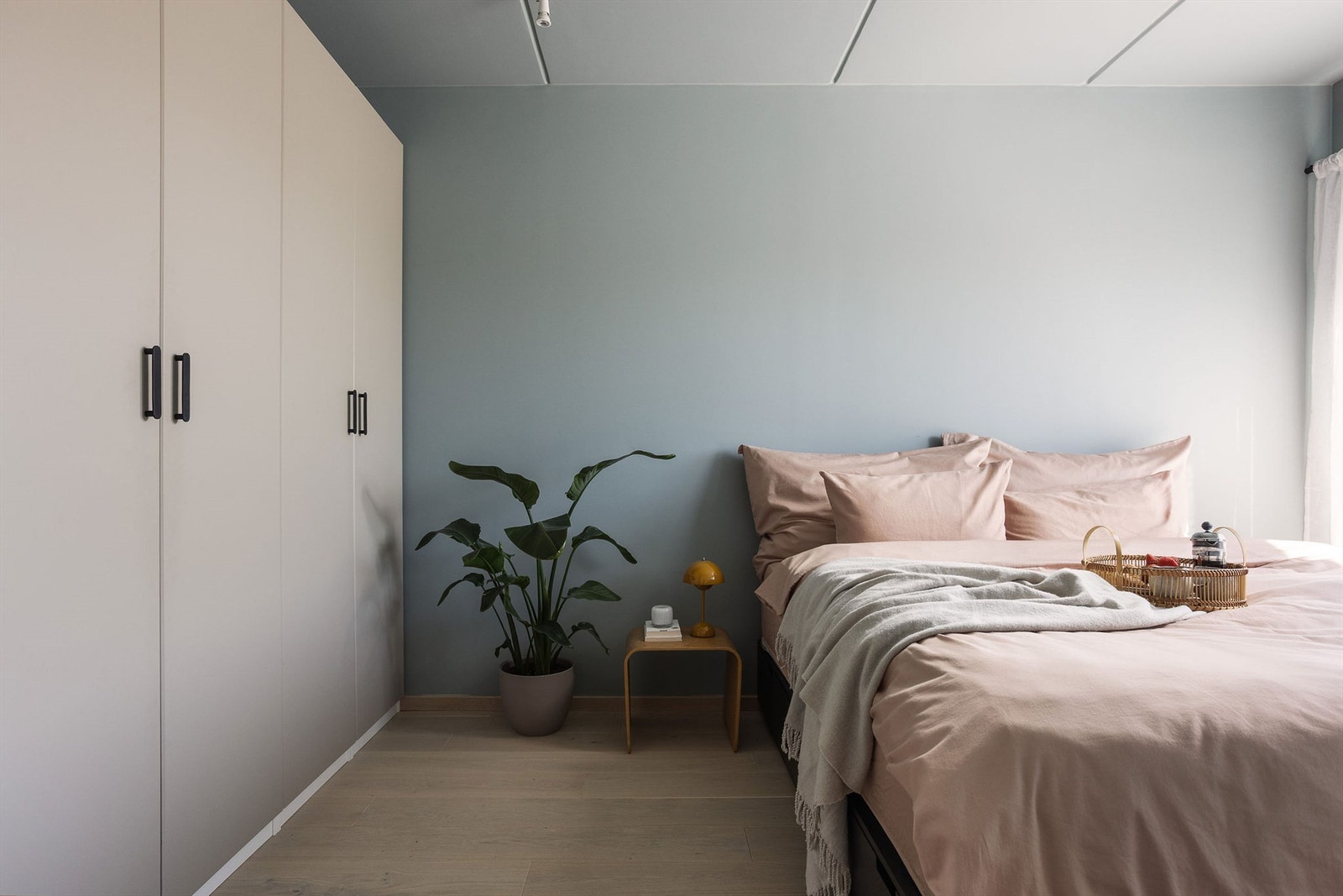 Stor og praktisk garderobe med god plass til å oppbevare klær, sko og andre ting. Galleribilde