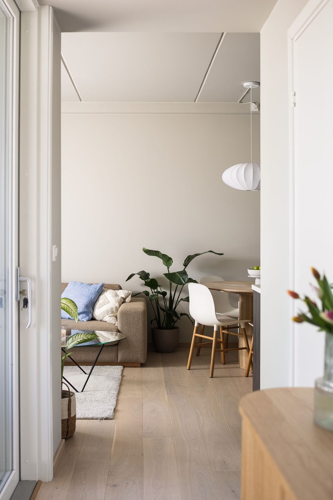 Leiligheten har et svalt, moderne og nordisk fargevalg som skaper et rolig miljø. Galleribilde