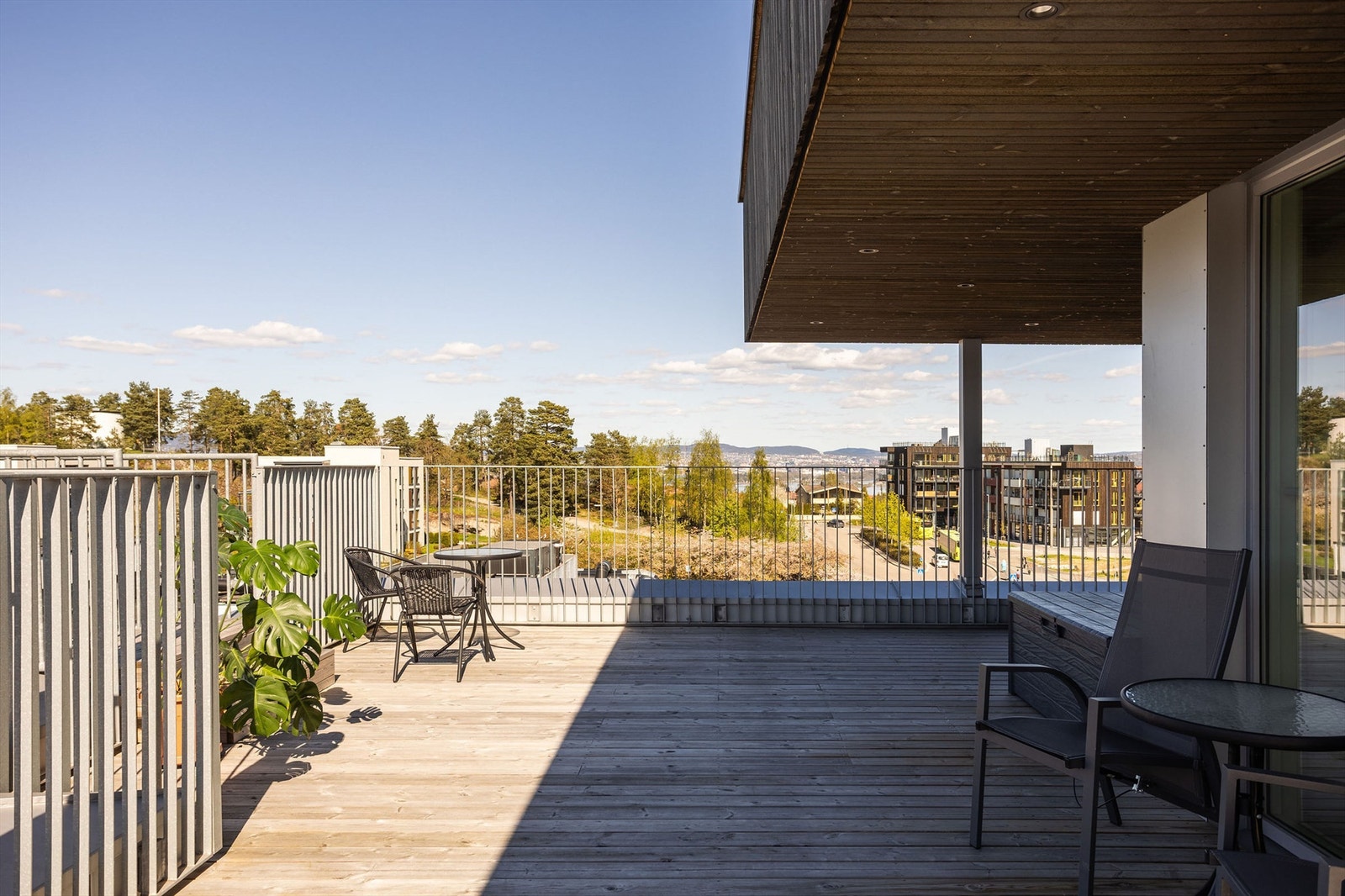 Felles takterrasse med flott utsikt og meget gode solforhold. Galleribilde