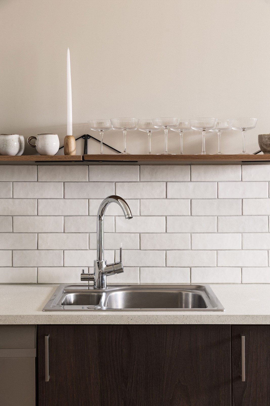 Flisene over kjøkkenbenken og bak vasken gjør det enkelt å holde rent, samtidig som de gir kjøkkenet et elegant preg. Galleribilde