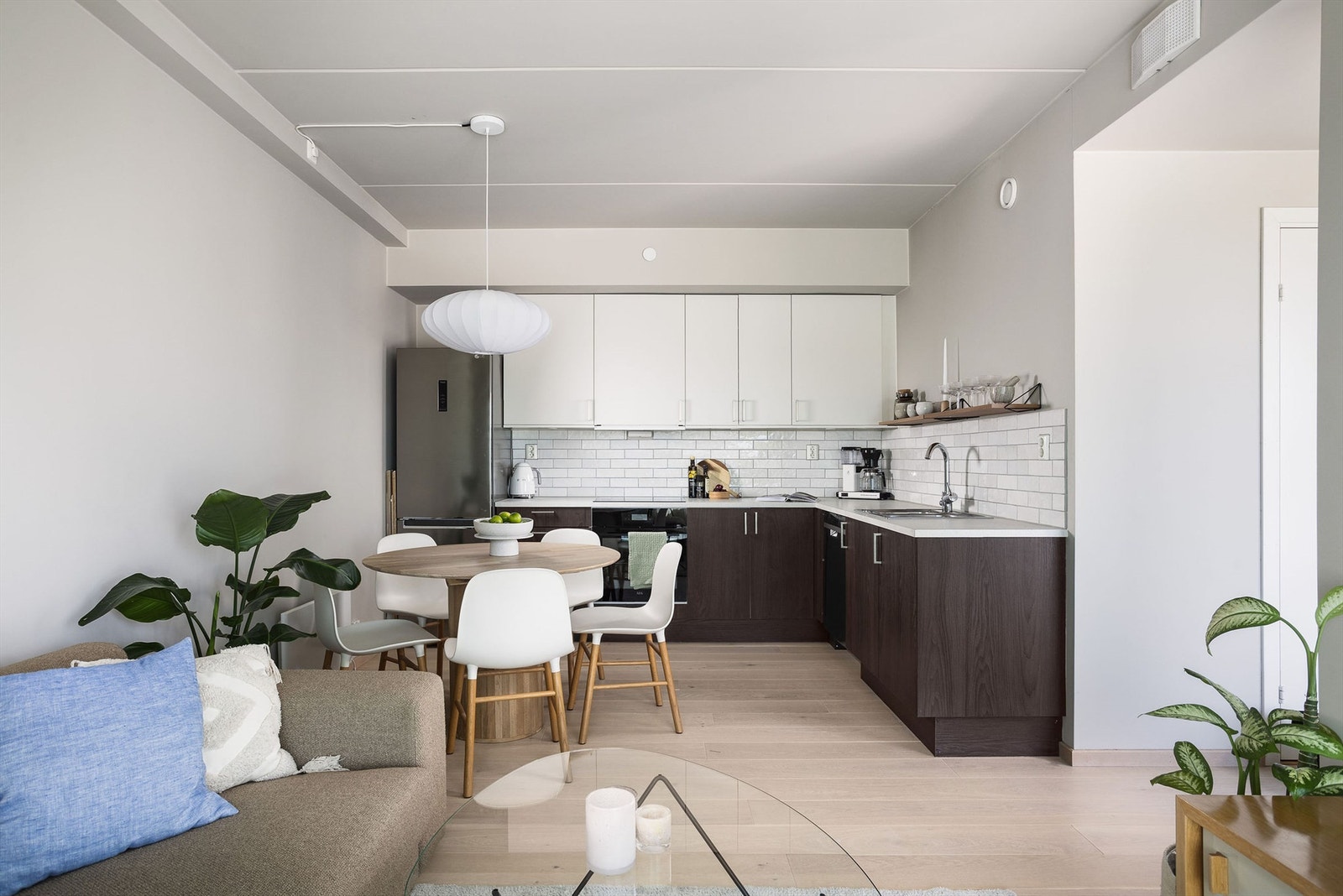 Selv i en kompakt leilighet er det god plass til spisebord, perfekt for koselige middager eller en hyggelig kaffestund. Galleribilde