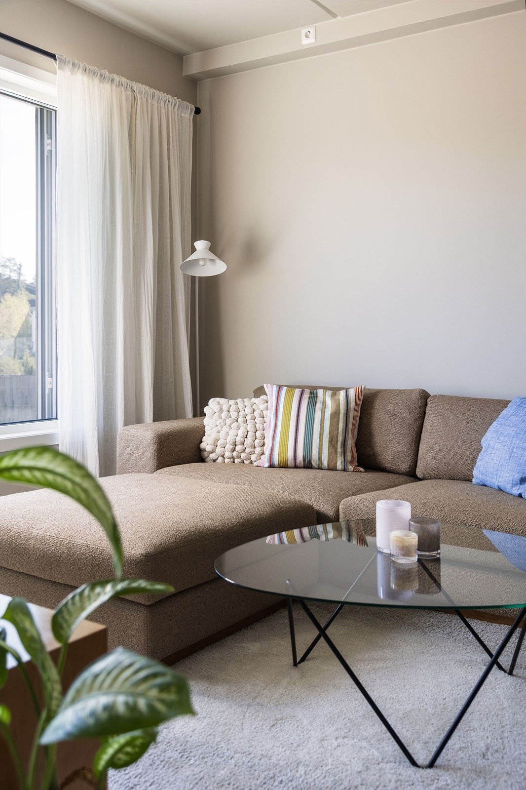 Her kan du nyte rolige kvelder i sofaen, omgitt av et lunt og harmonisk miljø - et sted der du virkelig kan føle deg hjemme. Galleribilde