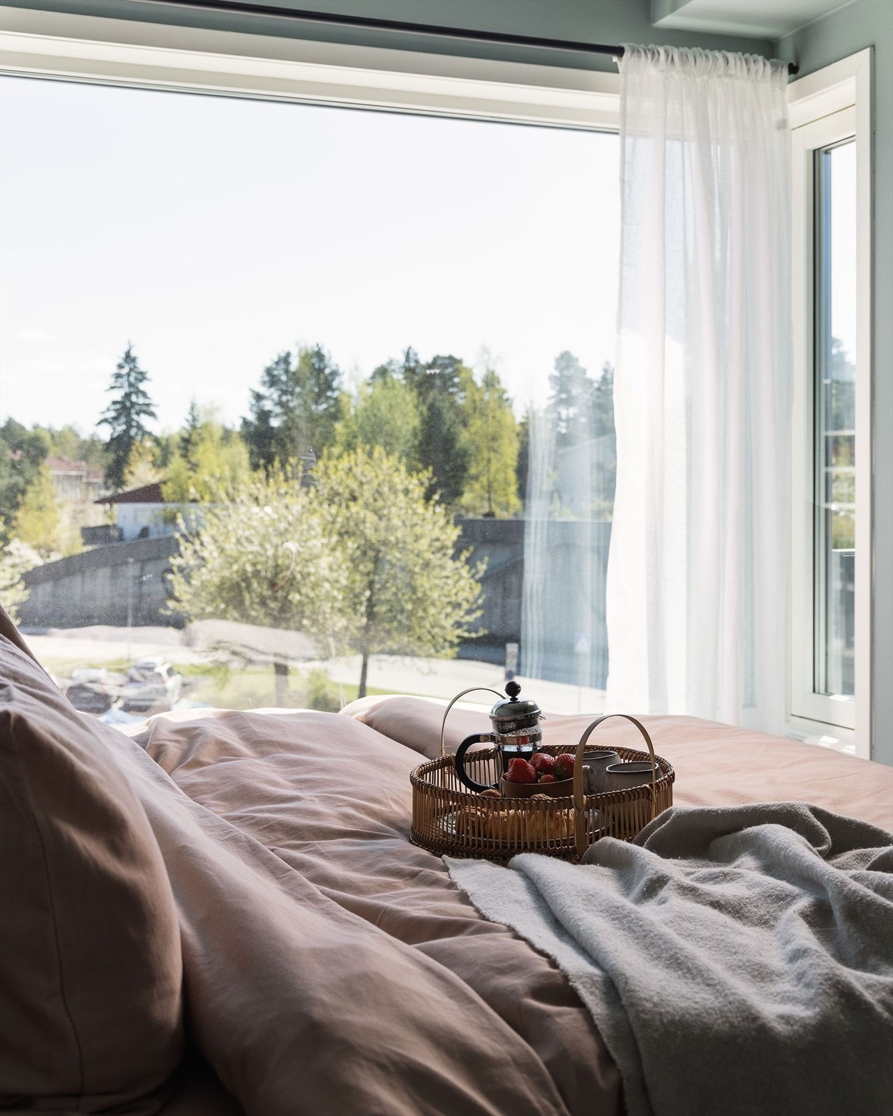 Hjørnevinduet slipper inn dagslys fra to sider, akkurat som i stuen. Det gir rommet en behagelig og innbydende følelse - perfekt for avslapning og ro! Galleribilde