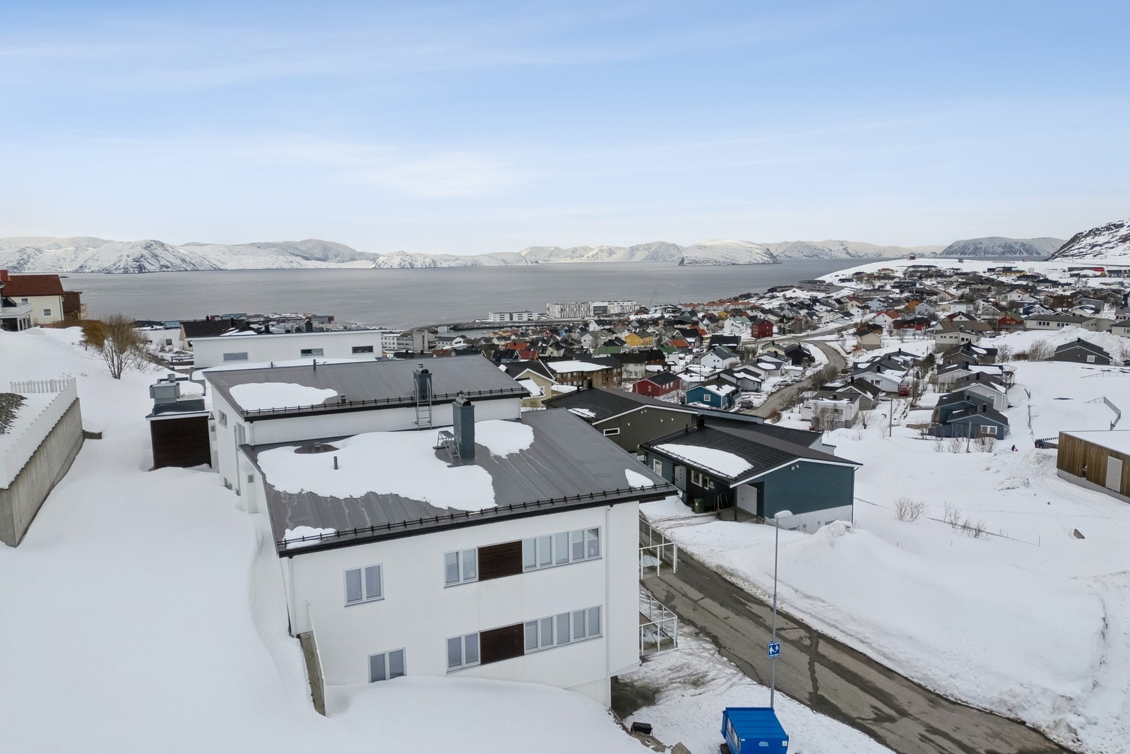 Boligen ligger populært, naturskjønt og barnevennlig til i bydelen Fuglenes i Hammerfest kommune. Fuglenes er et område etablert med spredt boligbebyggelse, industri, næring og nærhet til en rekke fasiliteter. Galleribilde