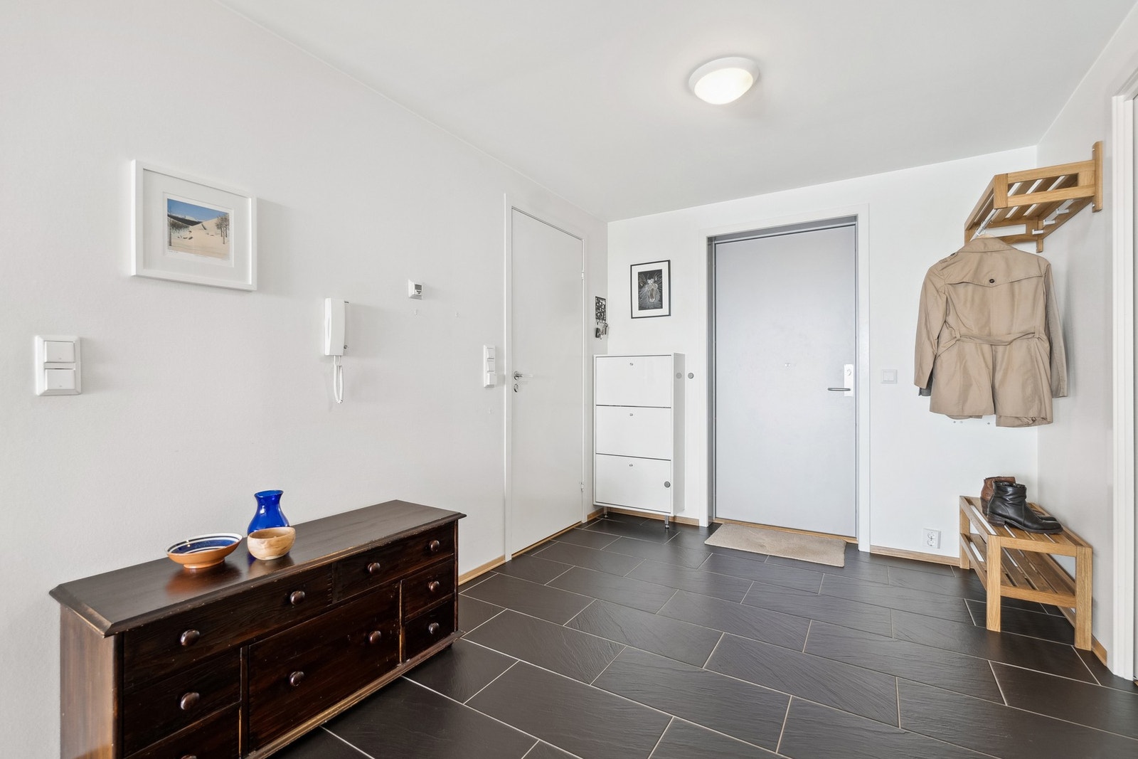 Inn til boligen møter du en lys og luftig entré med bodplass like til venstre. Her får du godt med plass til å innrede med de garderobeløsningene du ønsker. Galleribilde