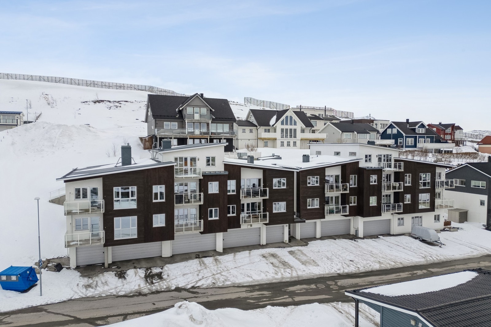 Boligen har enkel adkomst fra felles inngangsparti. Galleribilde