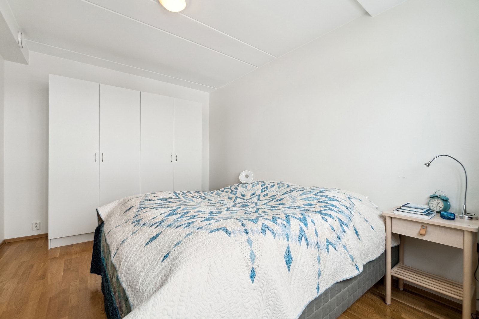 Soverommene er romslige og får fint plass til de senge- og garderobeløsningene du trenger, og har god plass til øvrig innredning. Galleribilde