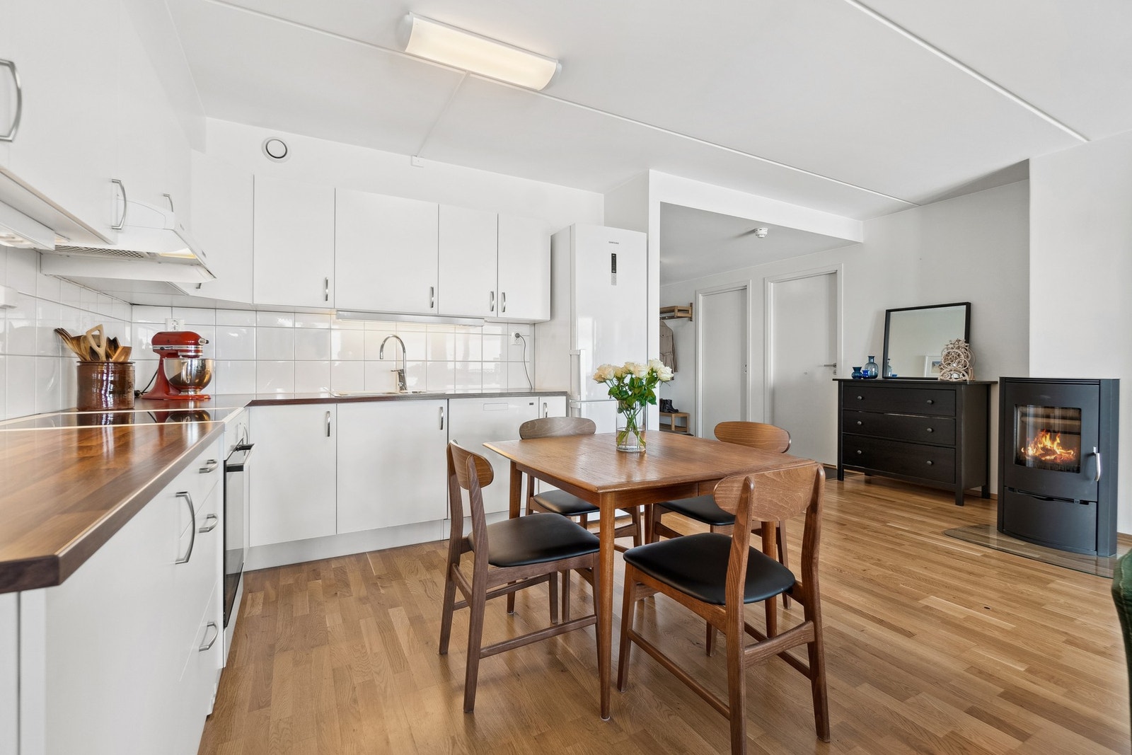 Ved kjøkkenet får du fint plass til et spisebord, og muligheter for å innrede en kjøkkenøy om ønskelig. Galleribilde