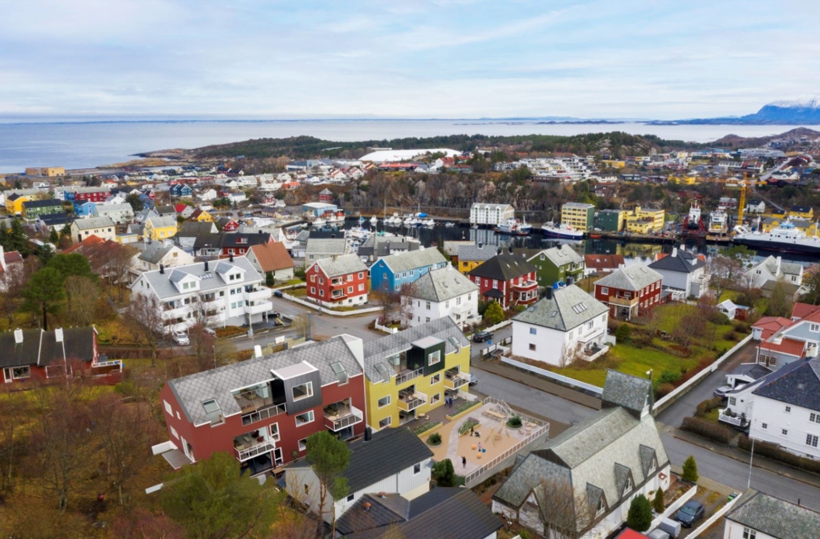 Bildene viser illustrasjon av prosjektet plassert på tomten i Flintegata 7.
Illustrasjonene er laget før endringer i prosjektet, så flere av detaljene
stemmer ikke med det som leveres. Bildene er kun ment som en illustrasjon
av prosjektets plassering. Galleribilde
