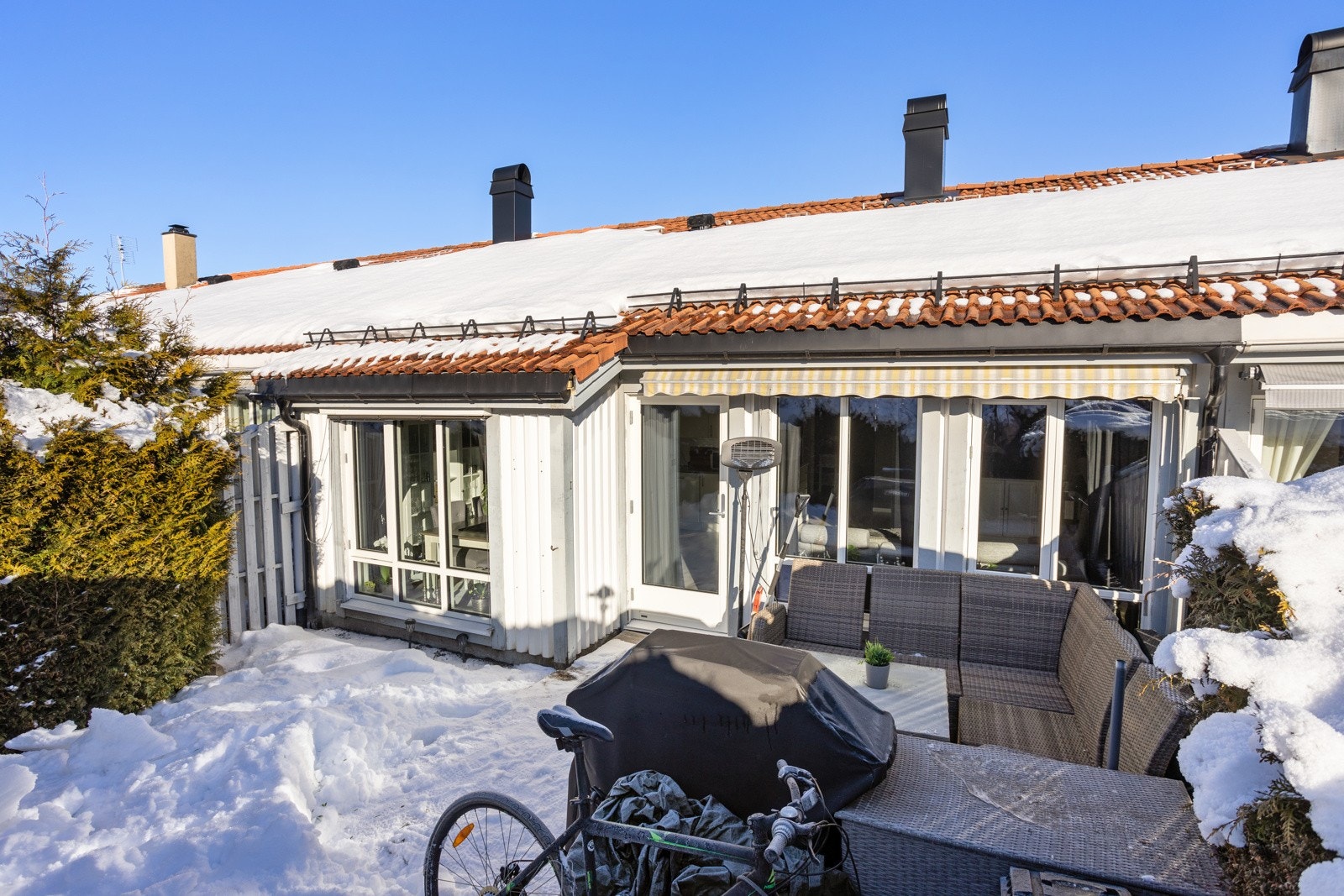 Hyggelig uteplass til å nyte sol og mulighet til å ha litt grønne fingre. Galleribilde