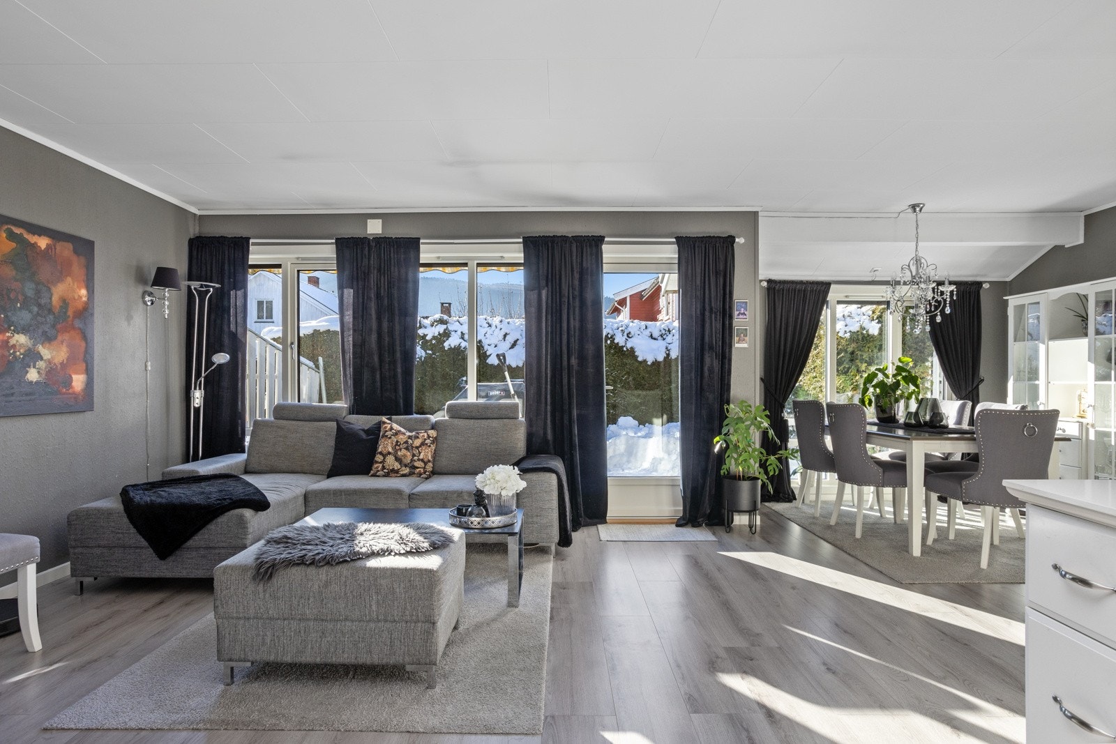 Boligen har kort vei til gode kollektivmuligheter og ligger i et barnevennlig boligområde. Galleribilde