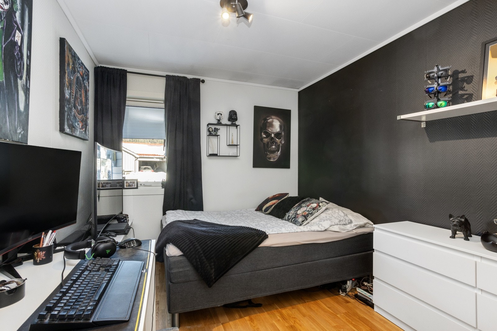 Romslig soverom med god plass til dobbelt seng. Galleribilde