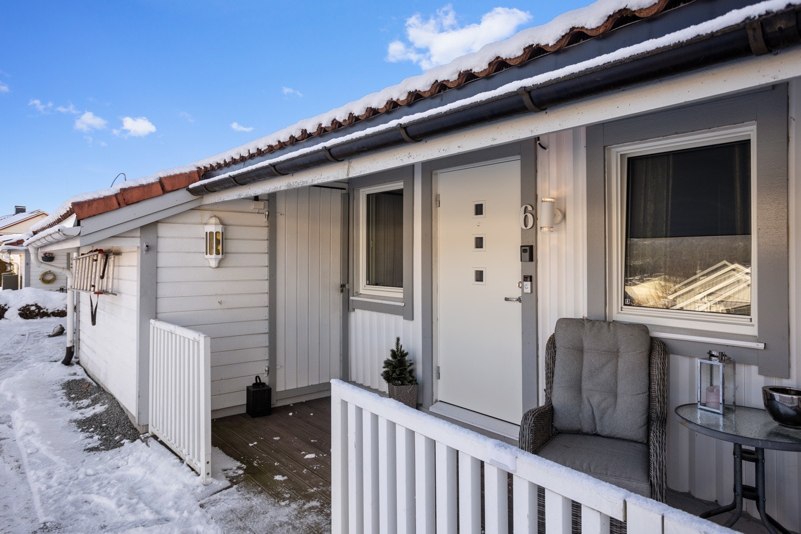 Store vinduer slipper rikelig med naturlig lys inn. Galleribilde