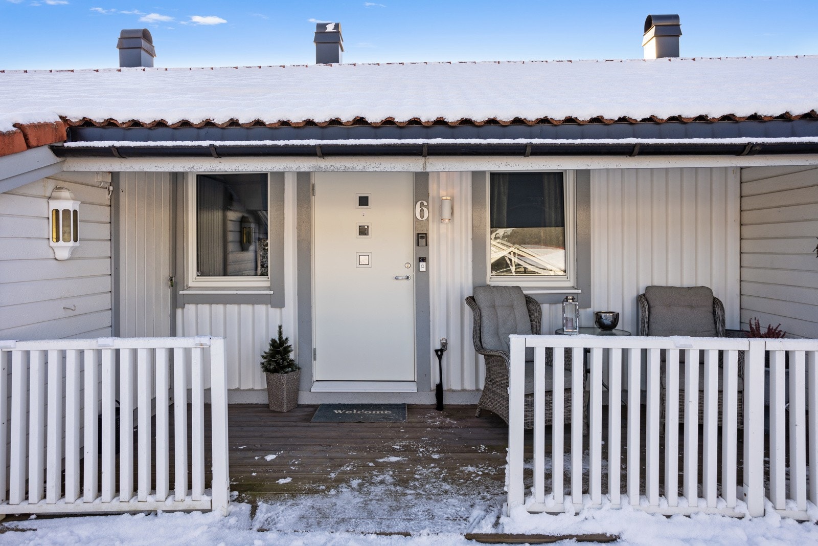 Ved inngangspartiet er det montert elbillader og mulighet for å parkere utenfor. Galleribilde