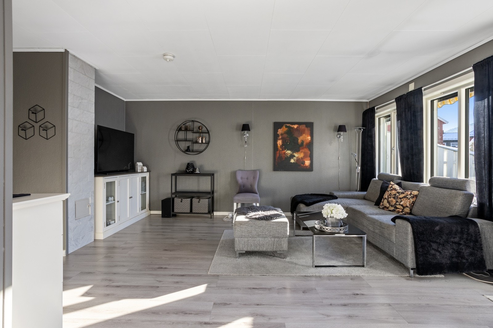 Stor stue med god plass til sofa og sittegruppe. Galleribilde