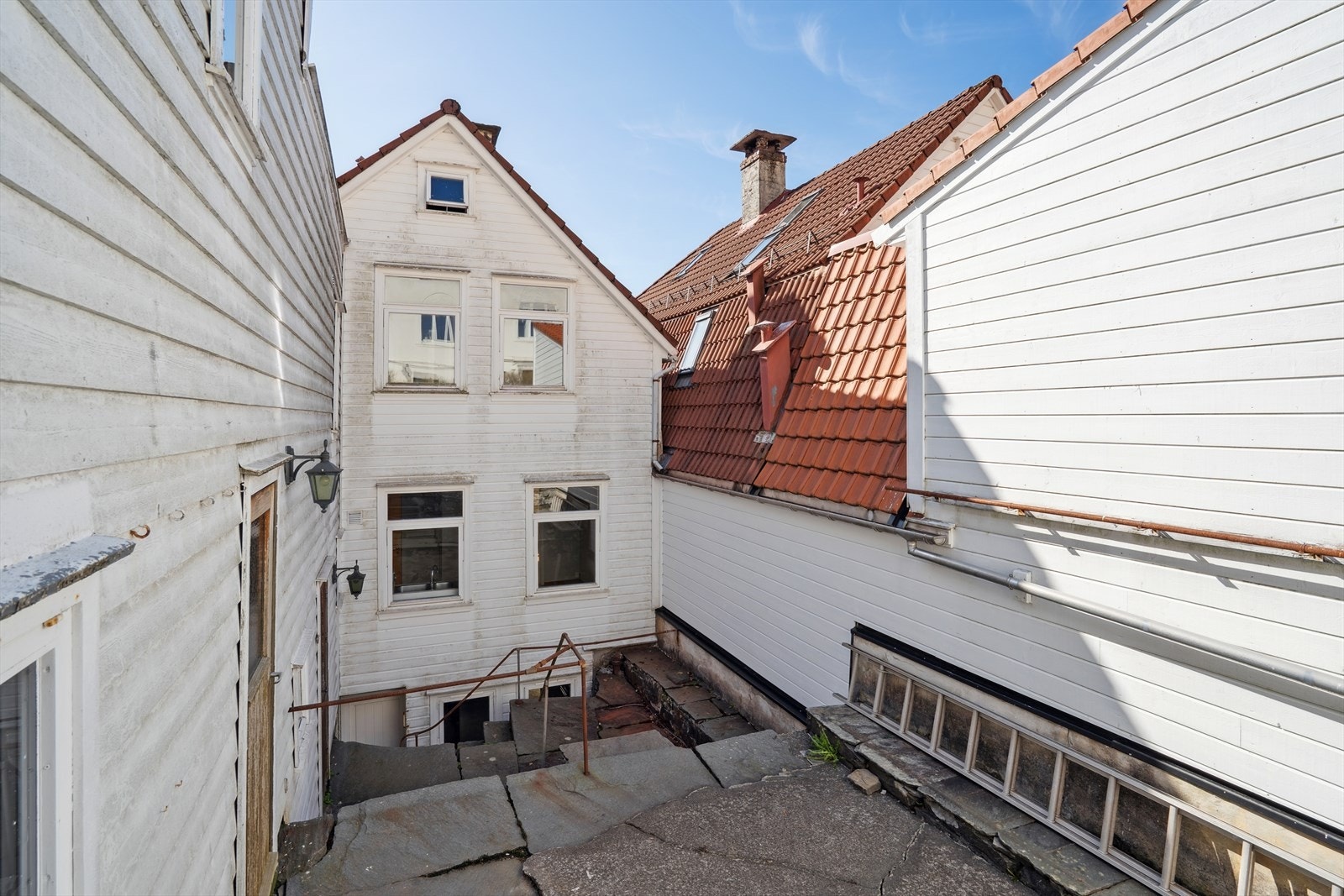 Bakgården er romslig, og har både plass til flere sittegrupper, tørkestativer og mye mer! Galleribilde