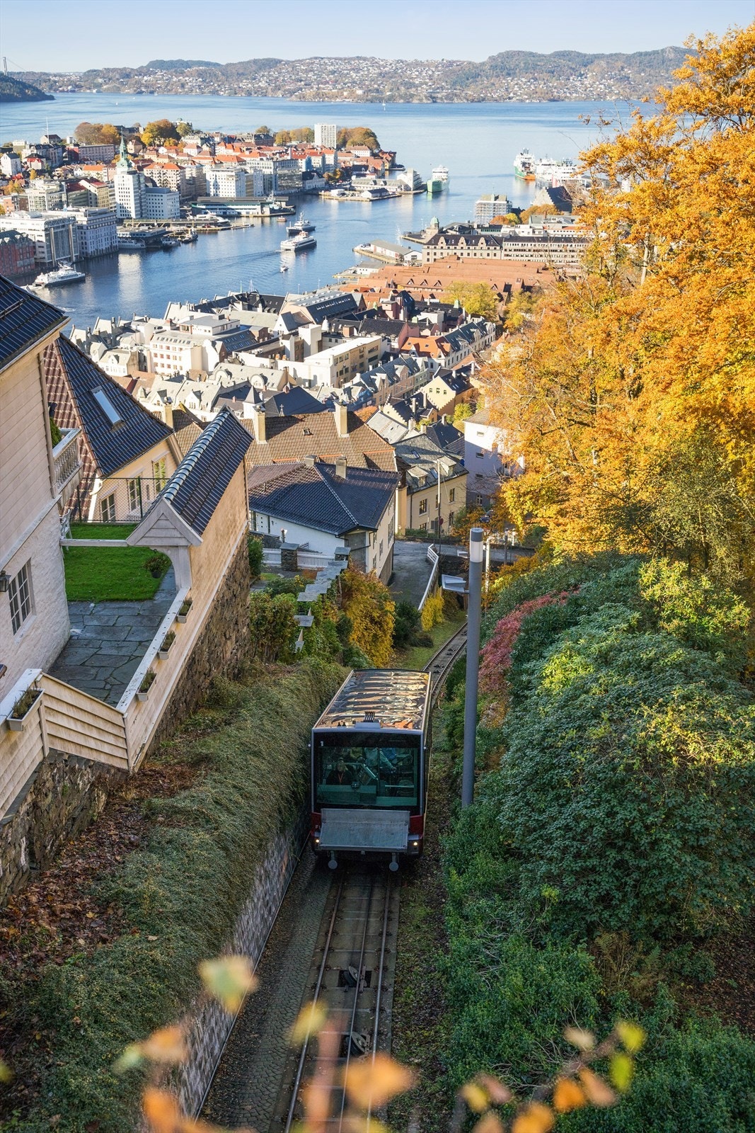 Turen med kabelbanen er en attraksjon i seg selv. Fra Bergen sentrum og til Fløibanens øverste stopp tar det ca. 5-6 minutter. På veien opp er det tre stopp: Promsgate, Fjellveien og Skansemyren. Galleribilde
