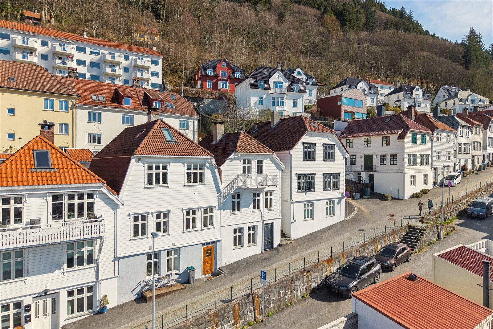 Claus Fastings gate har en utmerket og sentral beliggenhet i det sjarmerende området Sandviken i Bergen. Legg merke til balkongen, dette er en av få som faktisk fikk denne godkjent. Galleribilde