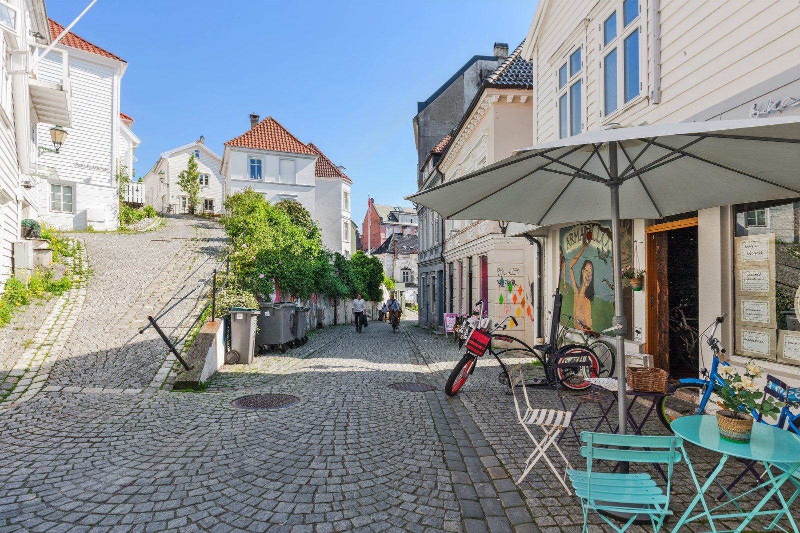I de koslige smauene i Sandviken finner du flere spennende kafeer, barer, små bedrifter og restauranter. Galleribilde