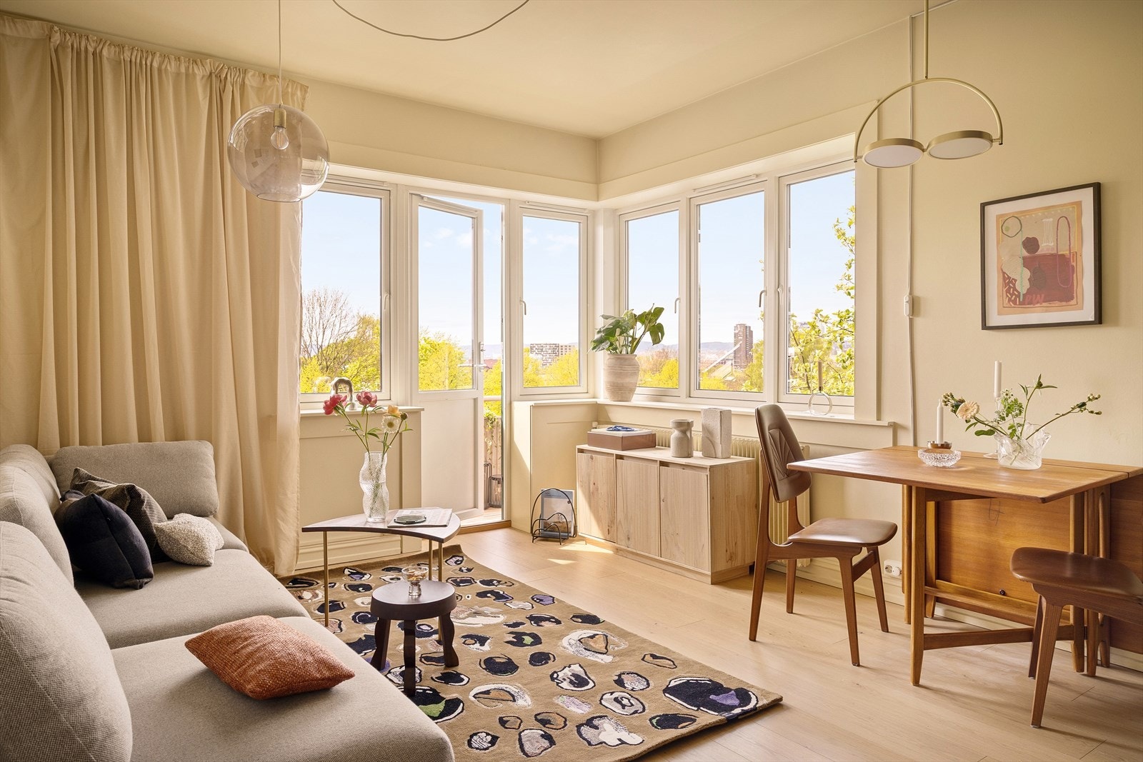 Leiligheten oppleves svært innbydende med en hjørneplassering som gir mange vindusflater og et fritt og luftig utsyn fra 3. etasje. Galleribilde