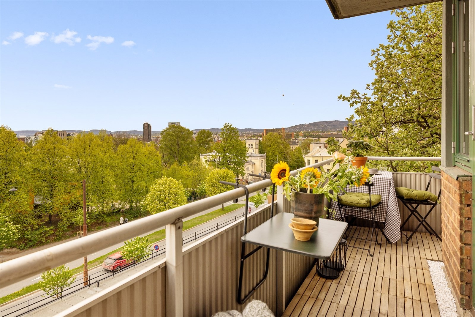 Fra stuen tar man seg videre ut til en fantastisk hjørnebalkong med ypperlige solforhold - en herlig forlengelse av stuen. Galleribilde