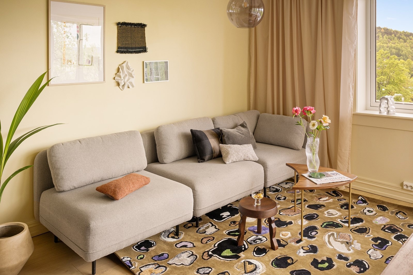 Alle overflater er malt i en deilig fargepalett som skaper ro og harmoni, og som får de fleste til å føle seg hjemme. Galleribilde