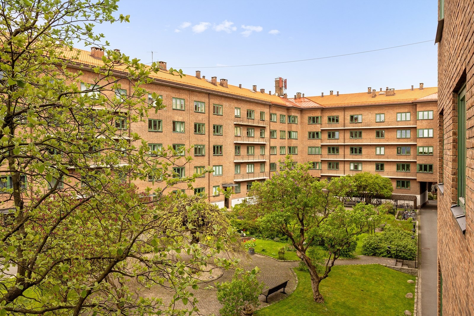 Borettslaget er spesielt kjent for sitt gode, rolige bomiljø, hyggelige naboer og et veldrevet styre. I tillegg til leiligheter består borettslaget av flere næringslokaler som leies ut og bidrar med inntekter til borettslaget. Galleribilde