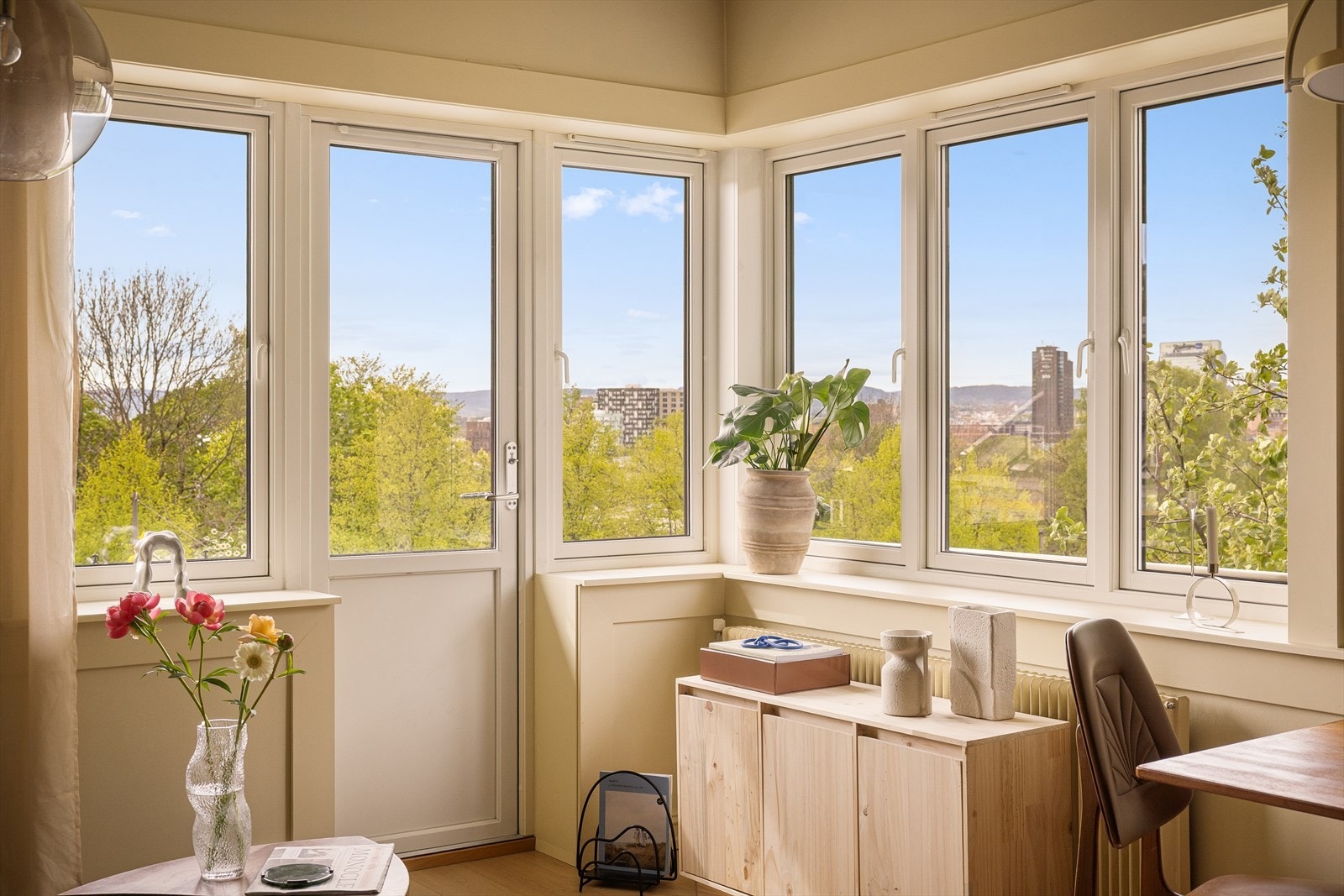 Boligen er omkranset av mye grønt, og har utsikt både mot Ekeberg, Bjørvika, sentrum og Holmenkollen. Omgivelsene utenfor blir invitert inn i din egen stue, og gir en unik opplevelse av de fire ulike årsidene. Galleribilde