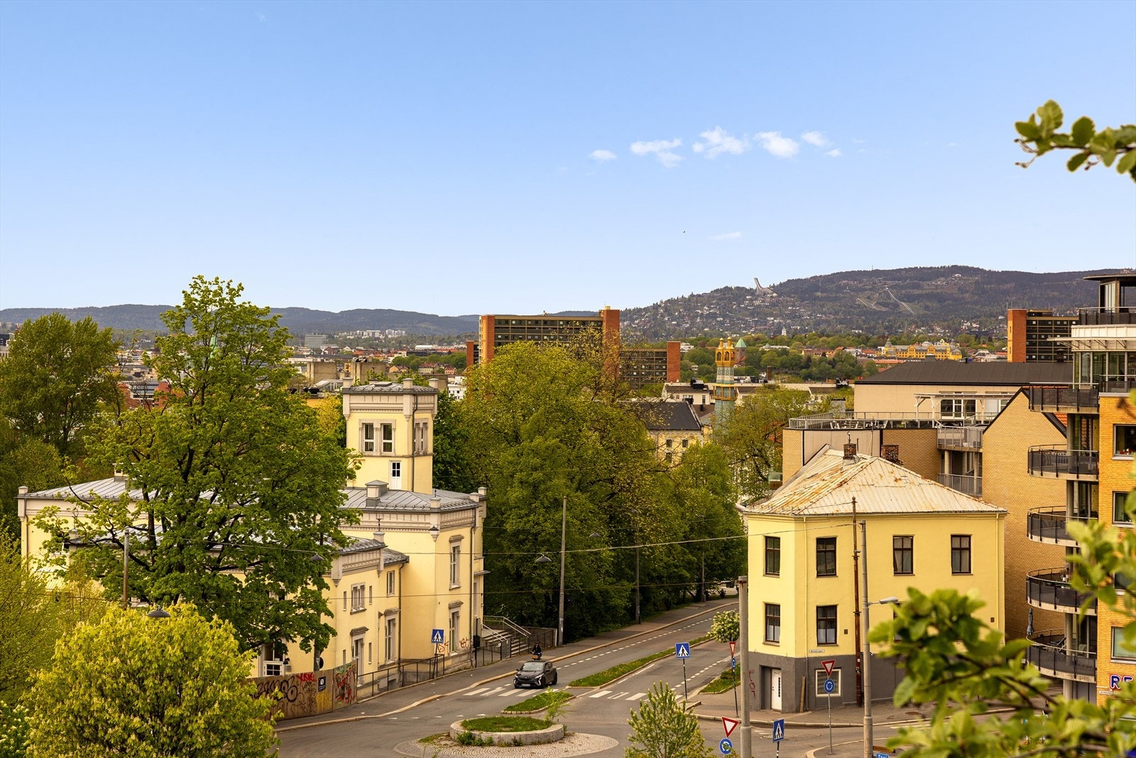 Fantastisk åpent og fritt utsyn over grønt nabolag, byen og Holmenkollen. Galleribilde