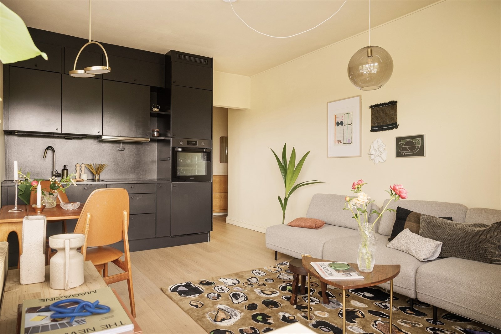 Kjøkkeninnredningen består av glattmalte, mørke fronter fra HTH med malt heltre benkeplate. Frontene og bekeplaten er malt i 2021. Galleribilde