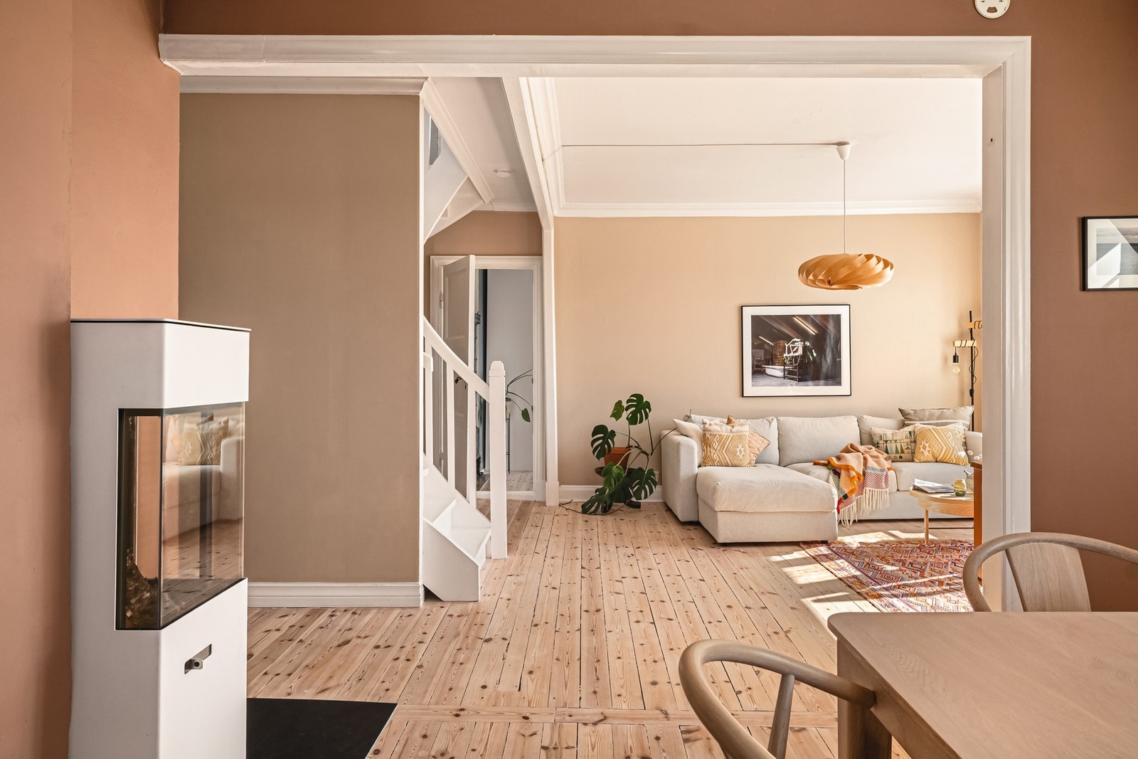 Tregulvene i stuen - og gjennom resten av boligen - gir en varm og gjennomført stil som passer perfekt til villaens karakter. Galleribilde