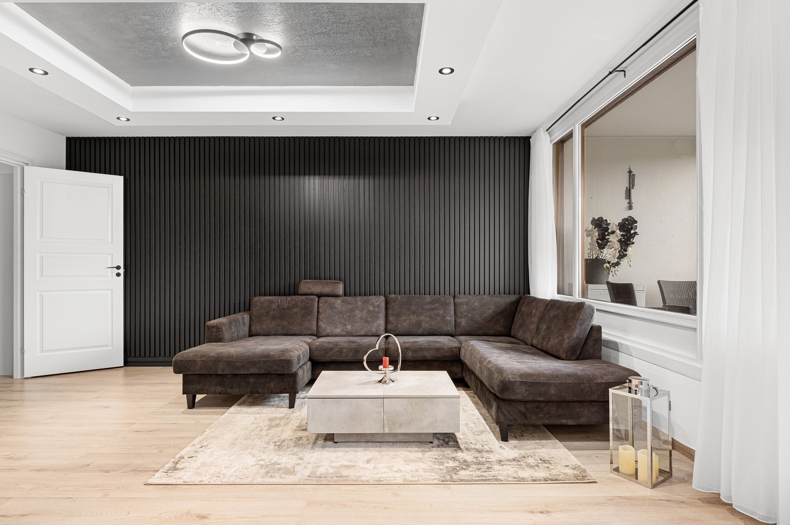 Leiligheten ble vesentlig renovert i 2023 med fokus på moderne løsninger og detaljer. Galleribilde