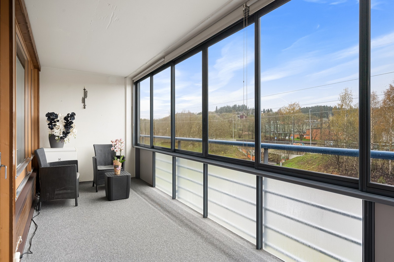 Fra stuen er det utgang til en vestvendt, innglasset balkong på 11m². Galleribilde