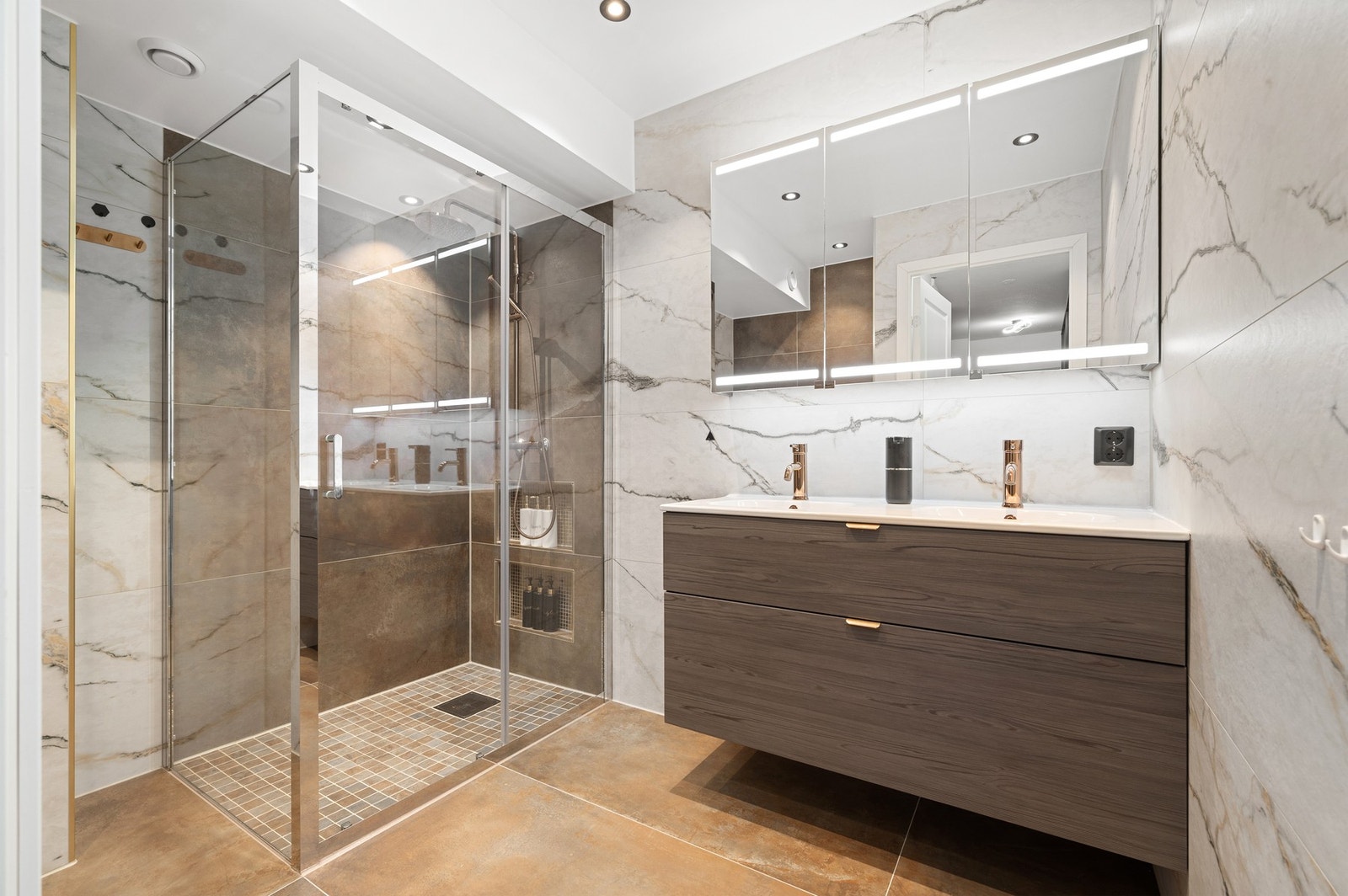 Lekkert, flislagt bad fra 2023. Galleribilde