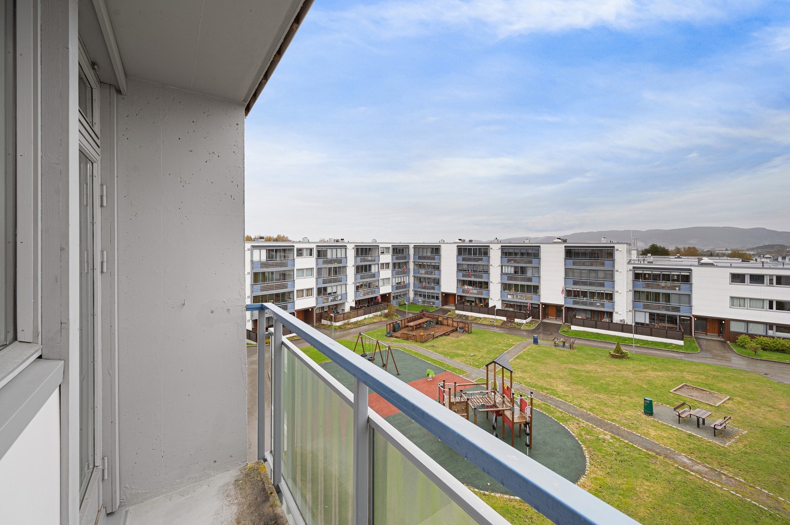 Utsikt mot lekeplass i tunet Galleribilde