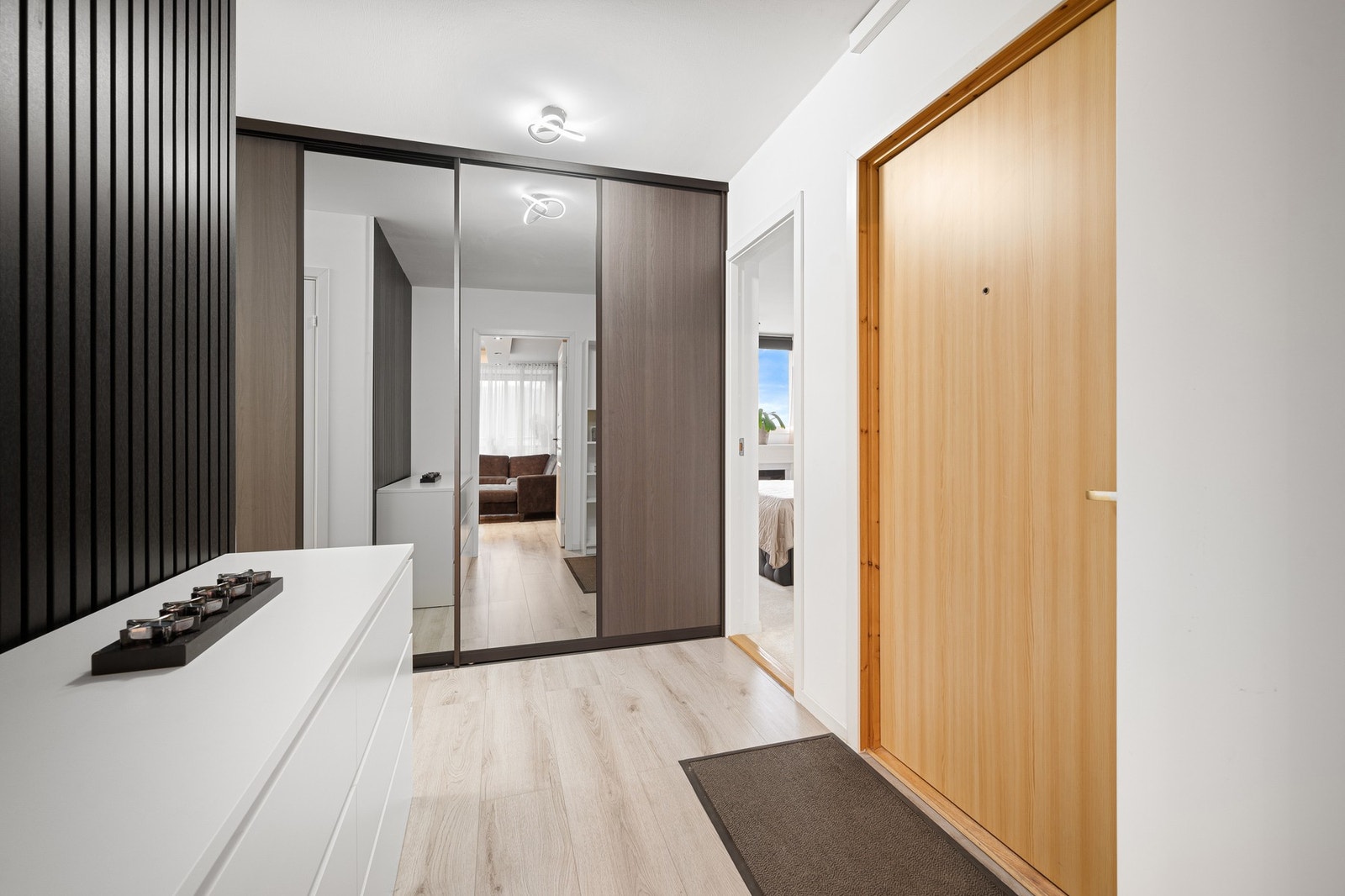 Gode oppbevaringsmuligheter med skyvedørsgarderobe i gangen og flere boder i kjeller. Galleribilde