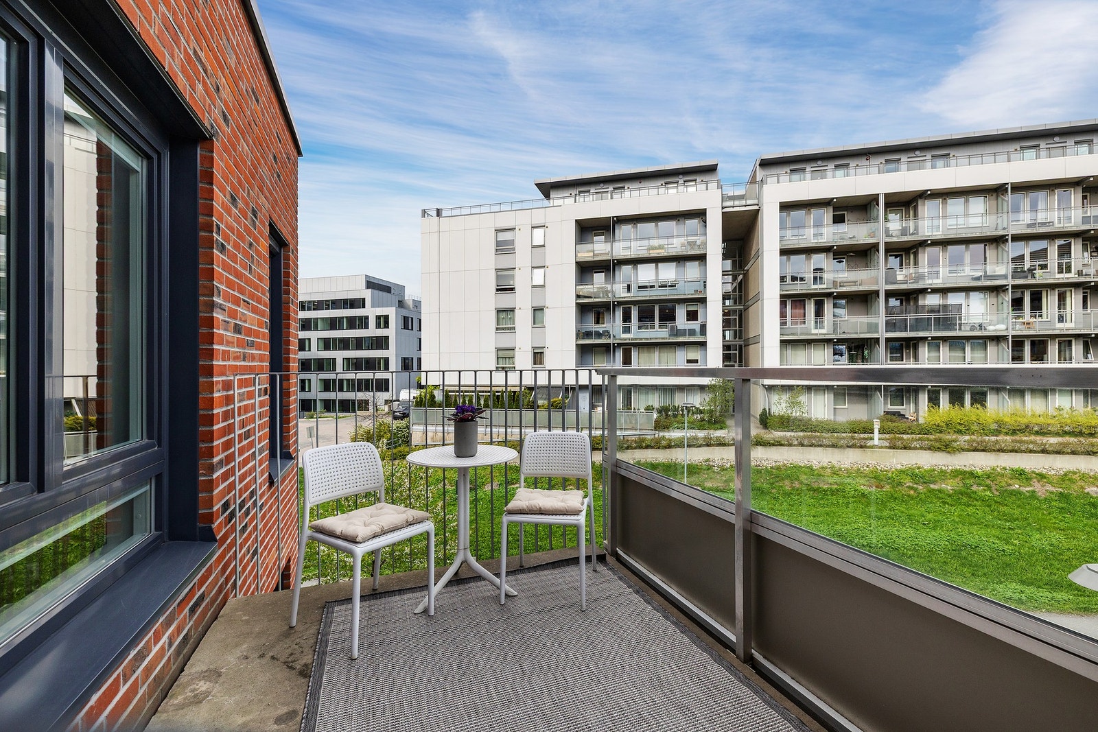 God plass til utemøbler og beplantning. Galleribilde