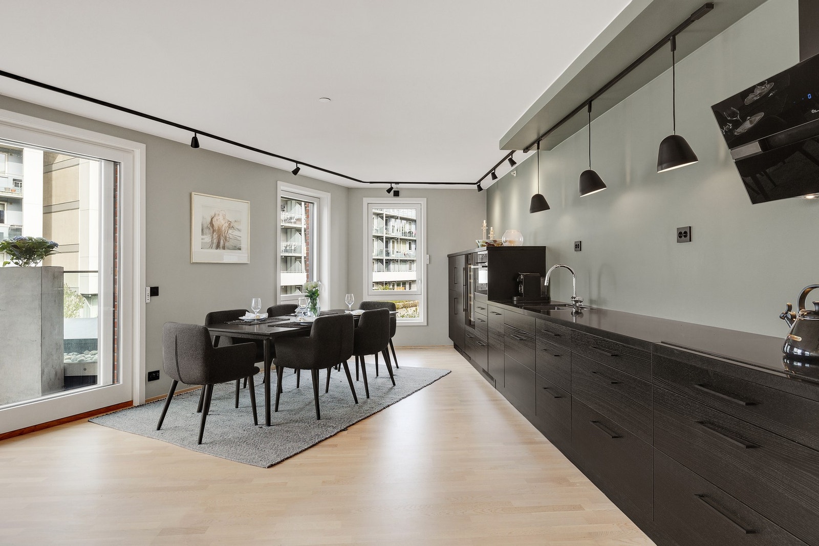 Innredningen har glatte, sorte fronter med integrerte
håndtak og en sort benkeplate i stein, som gir et eksklusivt
uttrykk. Galleribilde