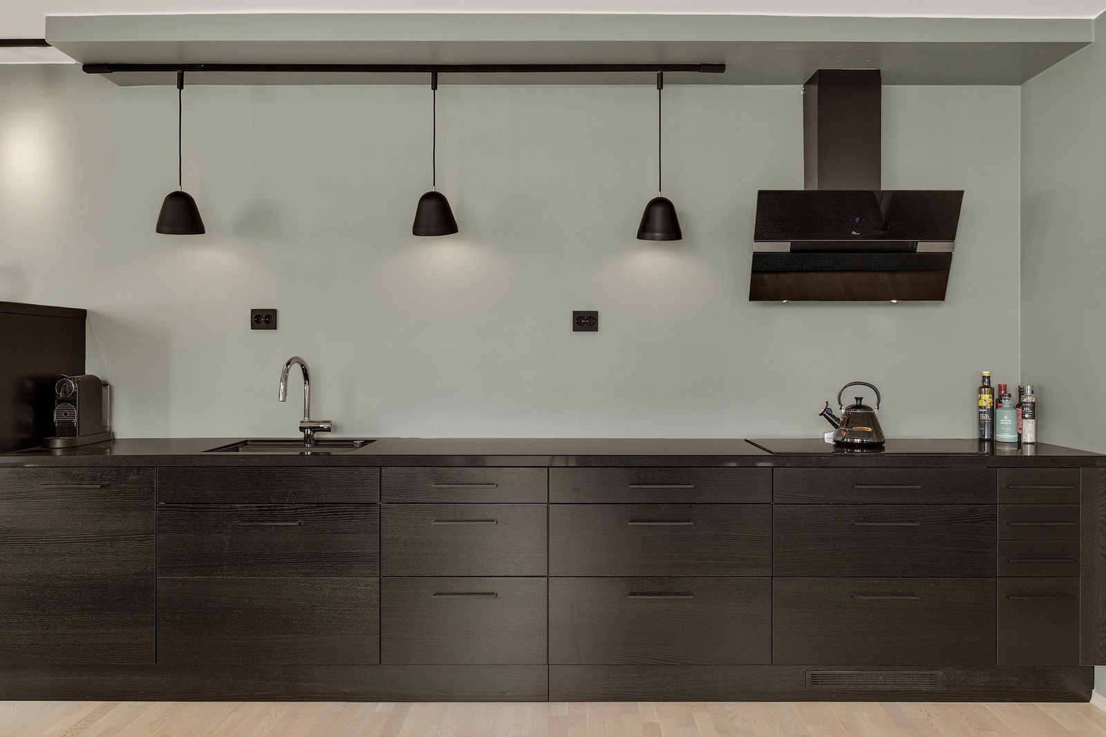 Meget delikat og pent kjøkken med lekker fargetone på bakvegg. Galleribilde